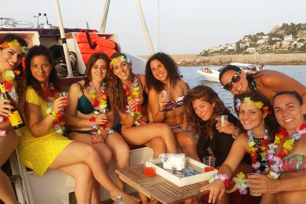 Addio al celibato e al nubilato in barca a all'Isola Bella di Taormina e Giardini Naxos